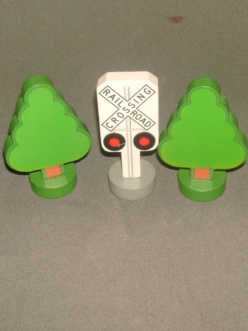 SET Amtrak Train Wooden Accessories 2 Green Trees each 3" & Crossbuck Sign 3"